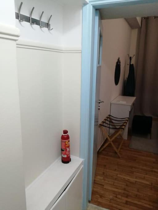 ανακαινισμένο 8 λεπτά από το μετρό. Apartment Athens